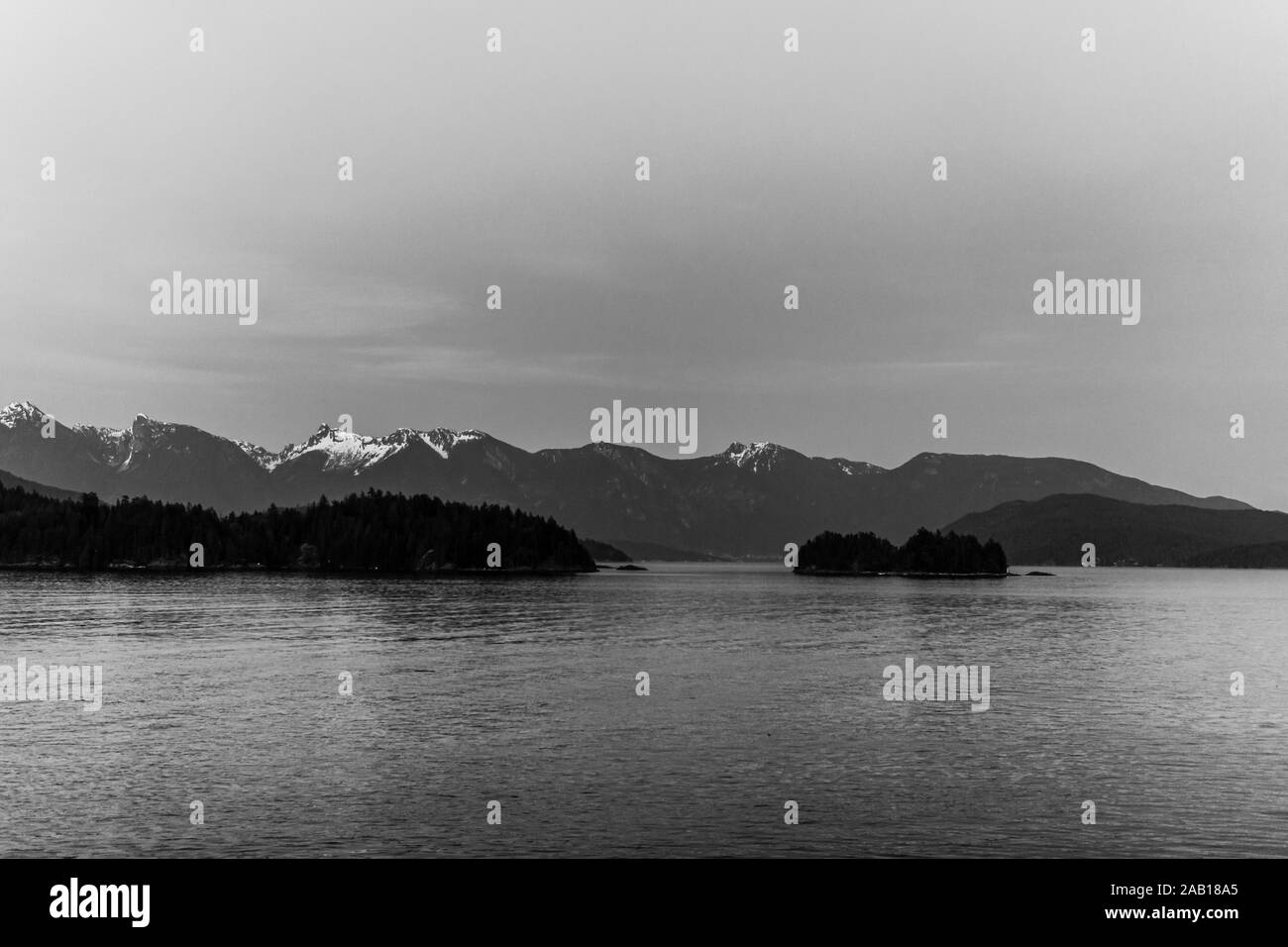 L'océan et les montagnes vue depuis le ferry Howe Sound près de Gibsons Canada. Banque D'Images