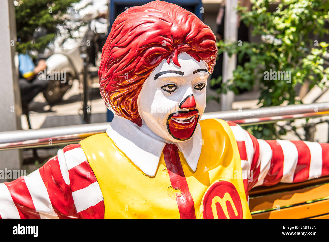 En Inde, à Bangalore, ville, banc de Ronald McDonald, salutations à tous les clients, le restaurant mascotte pour enfants, jaune M symbole de McDonald's restaurant Banque D'Images