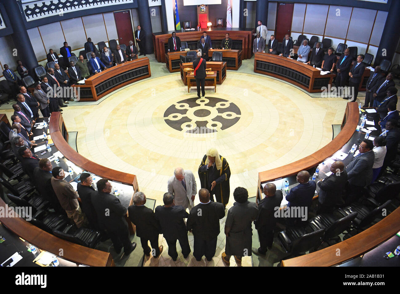 Le Prince de Galles rencontre des membres du Parlement après avoir traité le Parlement national des Îles Salomon à la Maison du Parlement à Honiara, au cours de la troisième journée de la visite royale pour les Îles Salomon. PA Photo. Photo date : lundi 25 novembre 2019. Voir histoire PA Charles ROYAL. Crédit photo doit se lire : Victoria Jones/PA Wire Banque D'Images