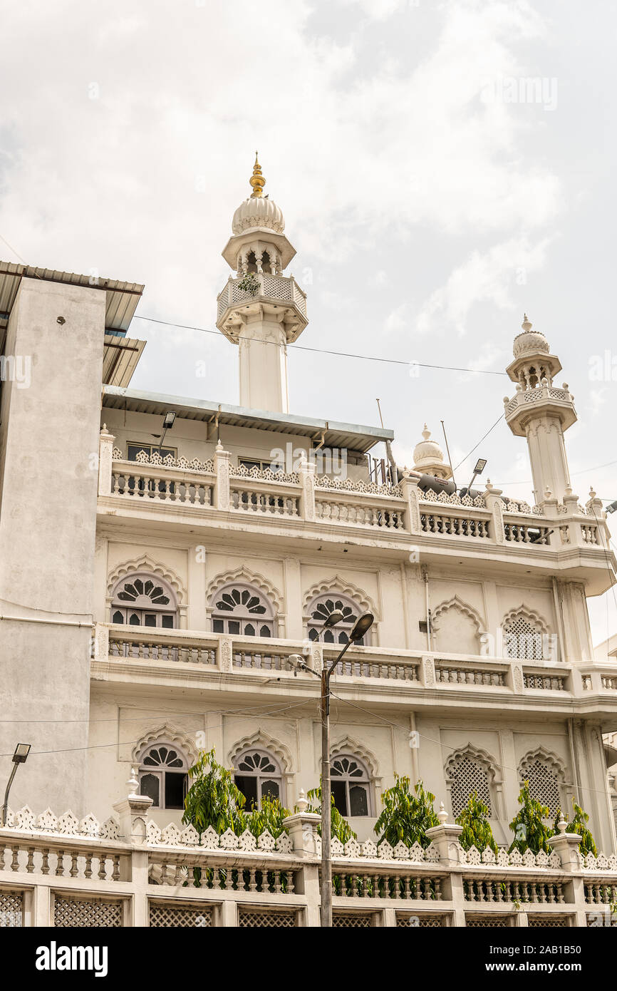 La ville de Bangalore, la Mosquée Jamia Masjid musulmane, la religion de l'Islam, de hautes tours blanches avec de l'or lune en forme de croissant et l'étoile comme symbole Islamique Banque D'Images