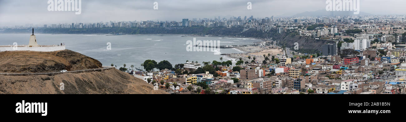 Lima, Pérou - Nov 17, 2019 : points de vue le long de la côte de Lima à partir du mirador Morro Solar Banque D'Images
