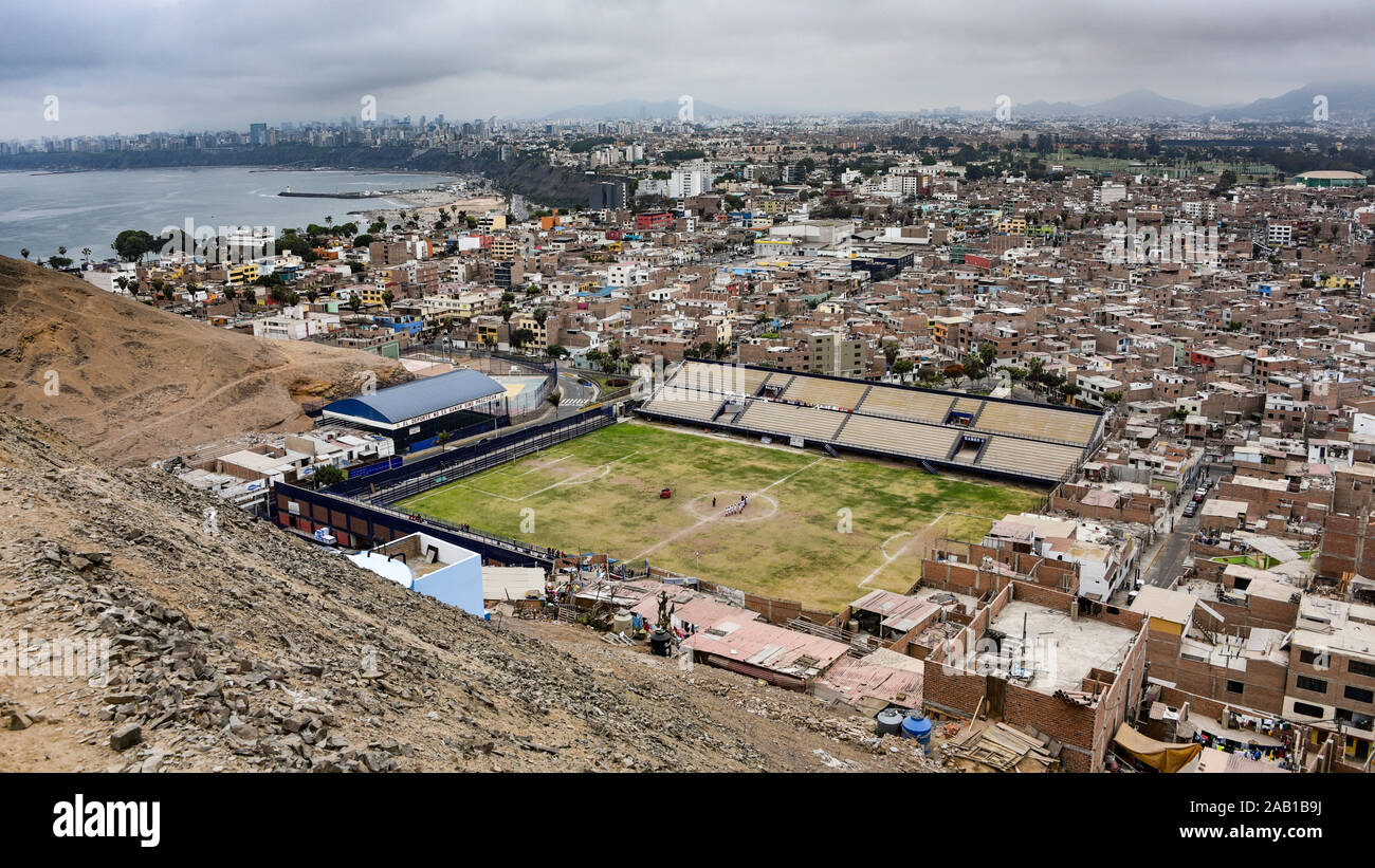 Lima, Pérou - Nov 17, 2019 : points de vue le long de la côte de Lima à partir du mirador Morro Solar Banque D'Images