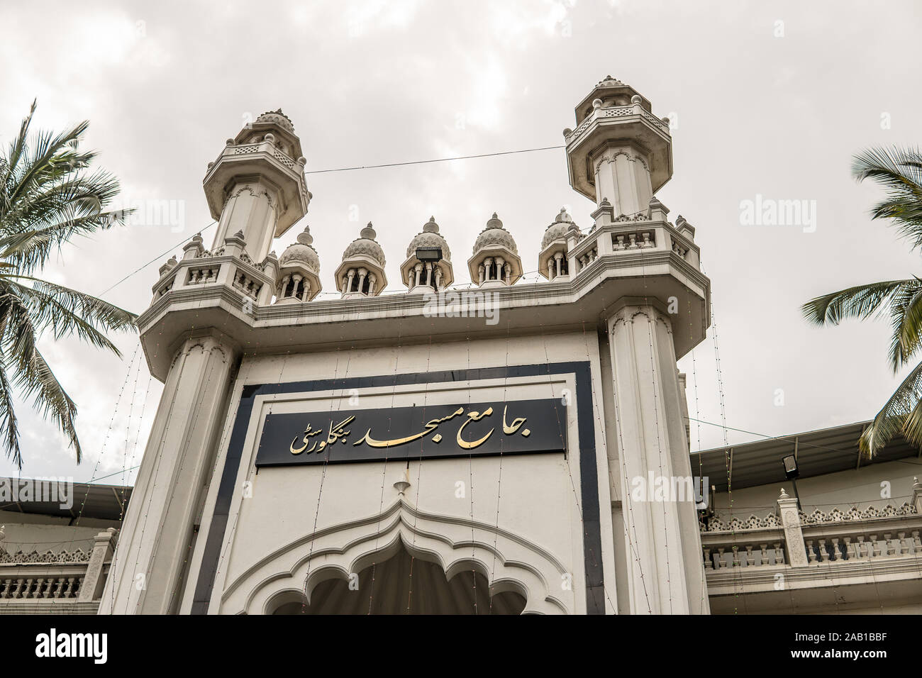 La ville de Bangalore, la Mosquée Jamia Masjid musulmane, la religion de l'Islam, de hautes tours blanches avec de l'or lune en forme de croissant et l'étoile comme symbole Islamique Banque D'Images