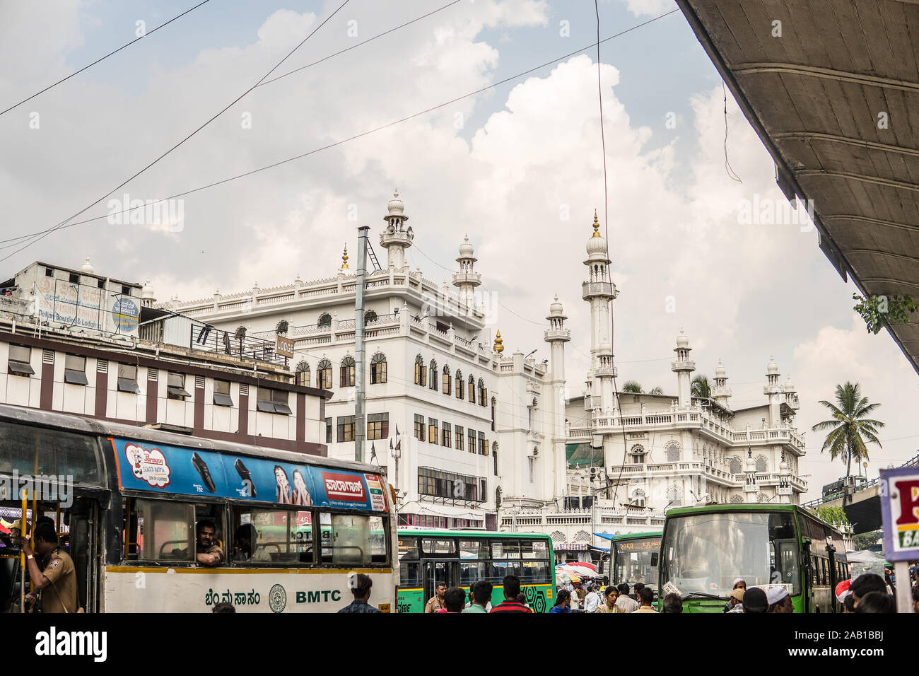 La ville de Bangalore, la Mosquée Jamia Masjid musulmane, la religion de l'Islam, de hautes tours blanches avec de l'or lune en forme de croissant et l'étoile comme symbole Islamique Banque D'Images