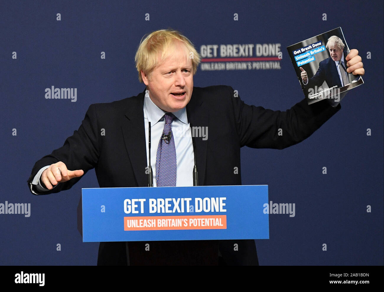 Telford. 24 Nov, 2019. Le Premier ministre britannique Boris Johnson prononce un discours à l'occasion du lancement du programme électoral du parti conservateur à Londres, Angleterre le 24 novembre 2019. Le Premier ministre britannique, Boris Johnson a lancé le programme électoral du parti conservateur Dimanche, promettant de mettre son 'Brexit' fait parler devant le Parlement avant l'ajournement de Noël. Source : Xinhua/Alamy Live News Banque D'Images