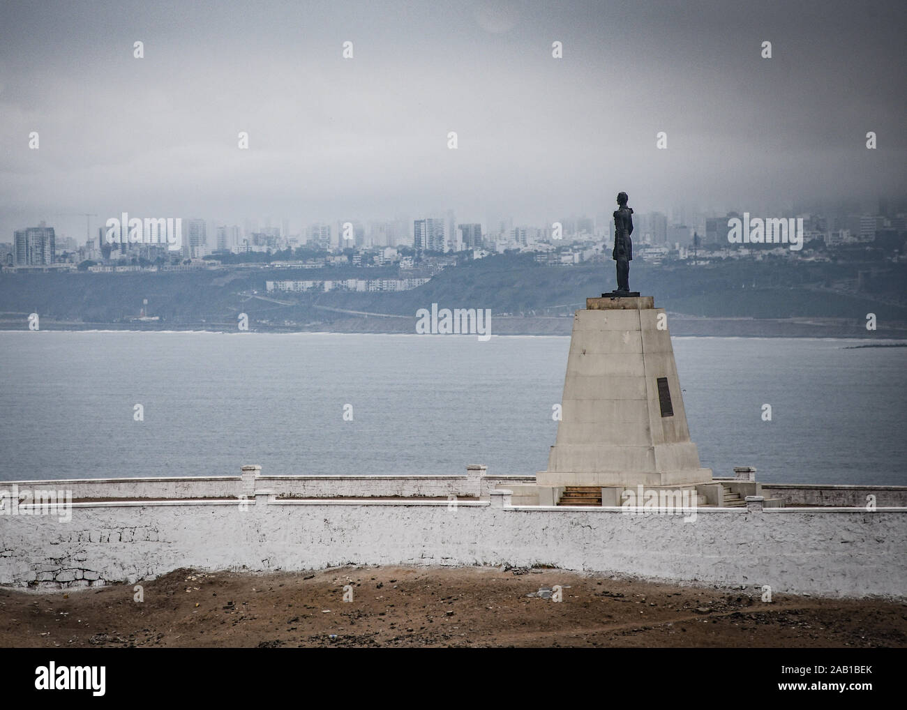 Lima, Pérou - Nov 17, 2019 : statue de héros naval péruvien Miguel Grau donnant sur la côte Pacifique du Lima Banque D'Images