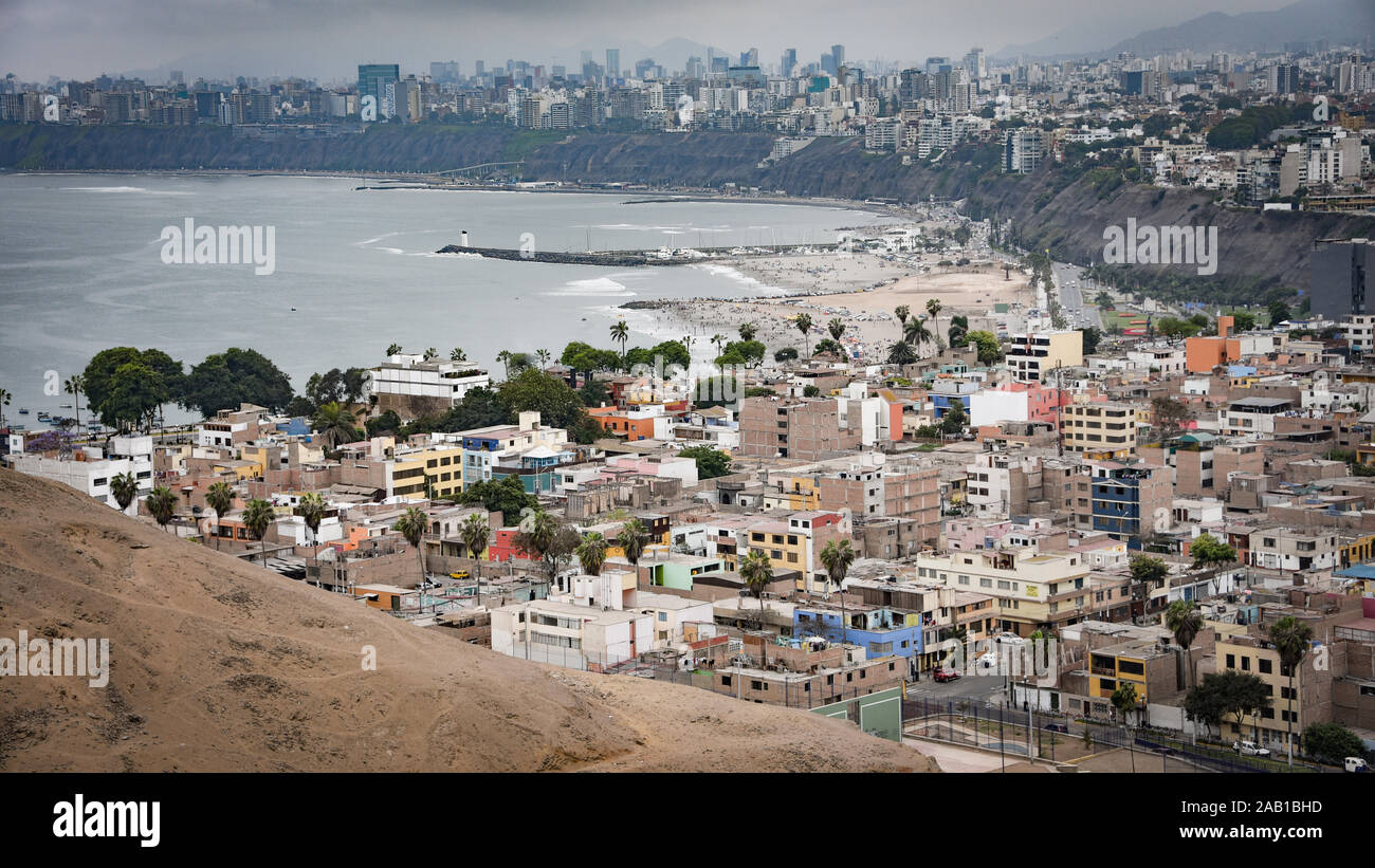Lima, Pérou - Nov 17, 2019 : points de vue le long de la côte de Lima à partir du mirador Morro Solar Banque D'Images