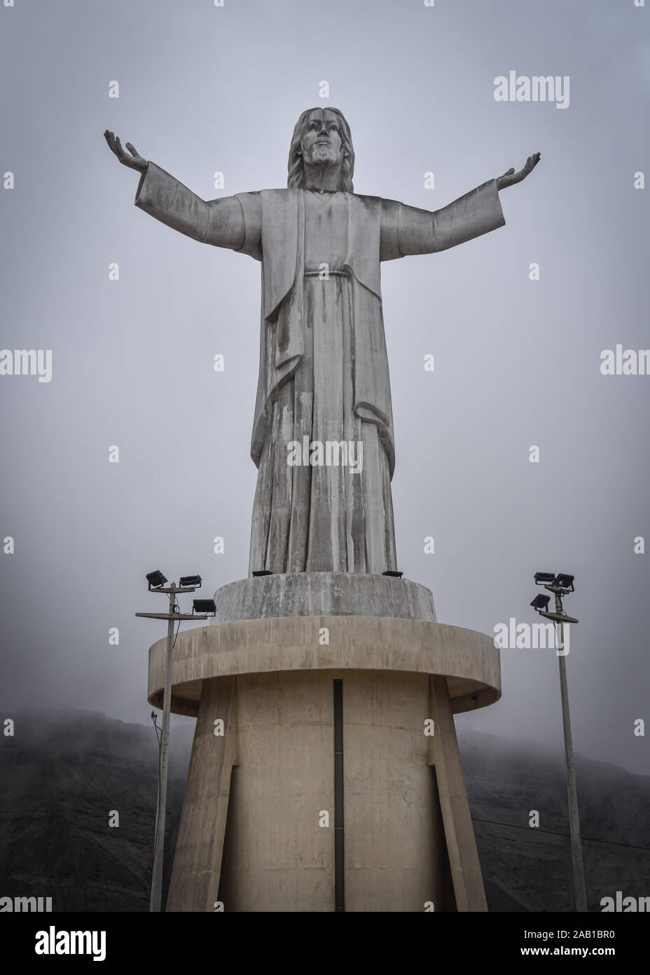 Lima, Pérou - Nov 17, 2019 : Cristo del Pacifico monument surplombe la ville de Lima Banque D'Images