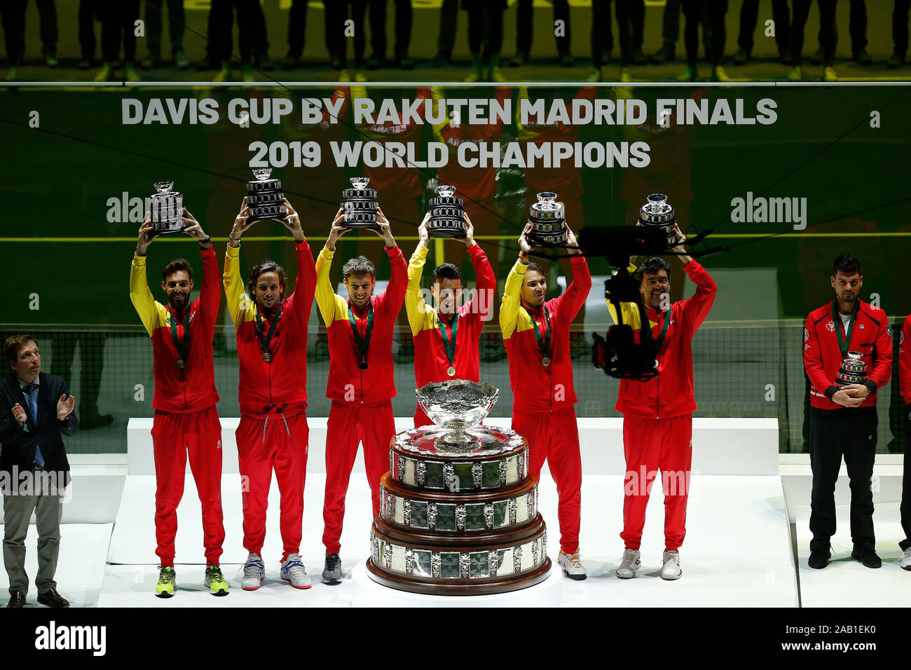 Espagne Les joueurs posent avec les Trophées 2019 Davis après la Coupe Davis à la Caja Magica de Madrid. Banque D'Images