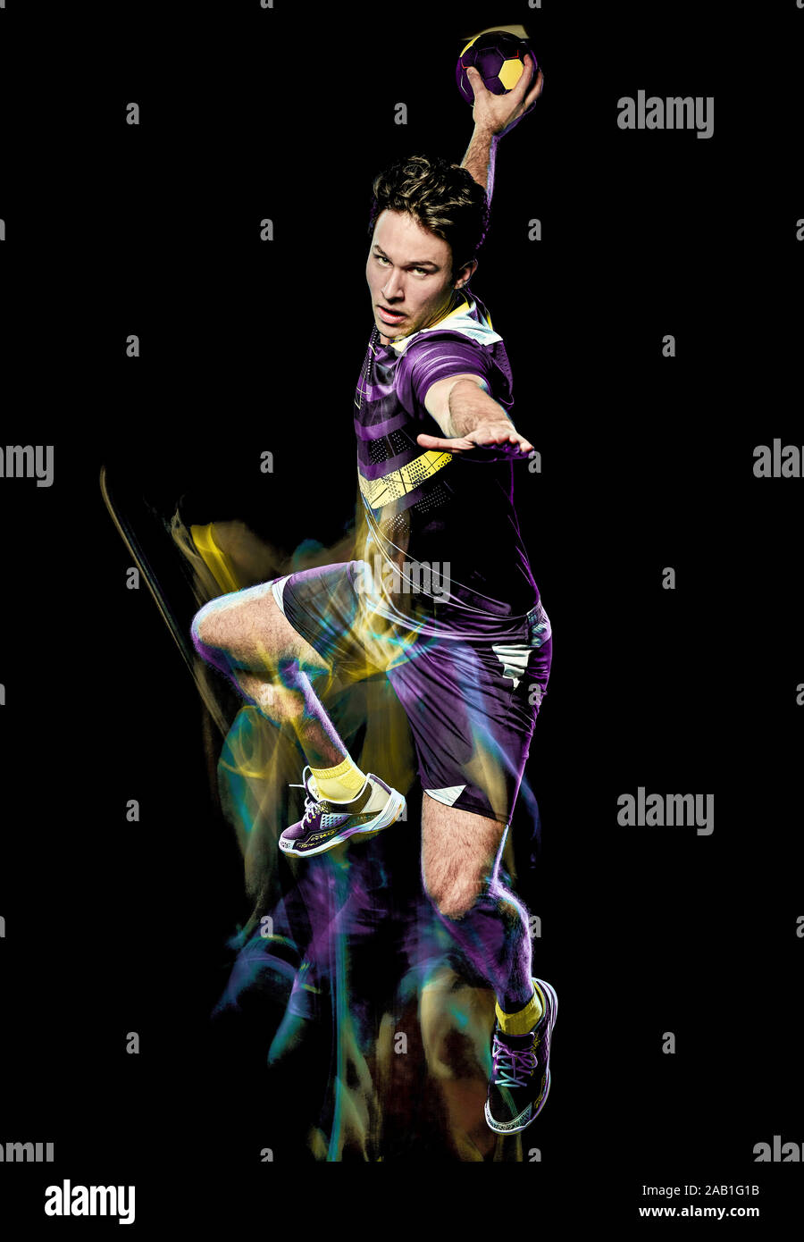 Portrait d'un joueur de handball jeune homme isolé sur fond noir avec effet peinture lumière vitesse de flou Banque D'Images