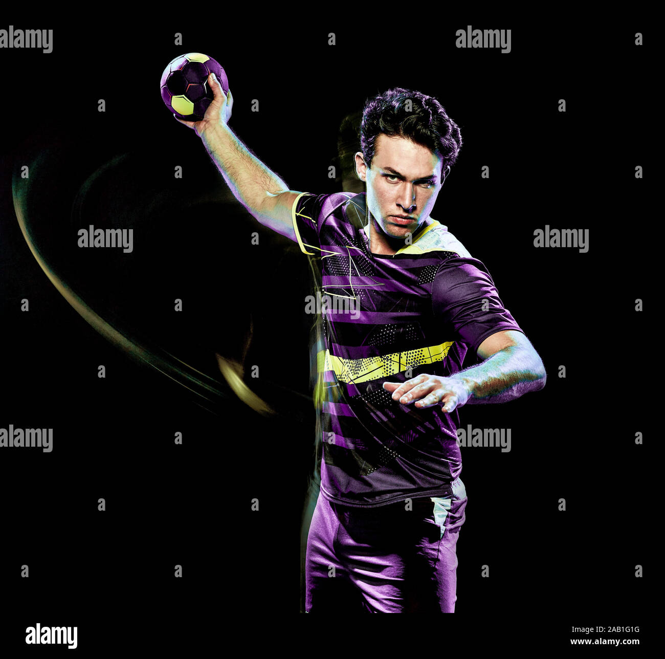 Portrait d'un joueur de handball jeune homme isolé sur fond noir avec effet peinture lumière vitesse de flou Banque D'Images