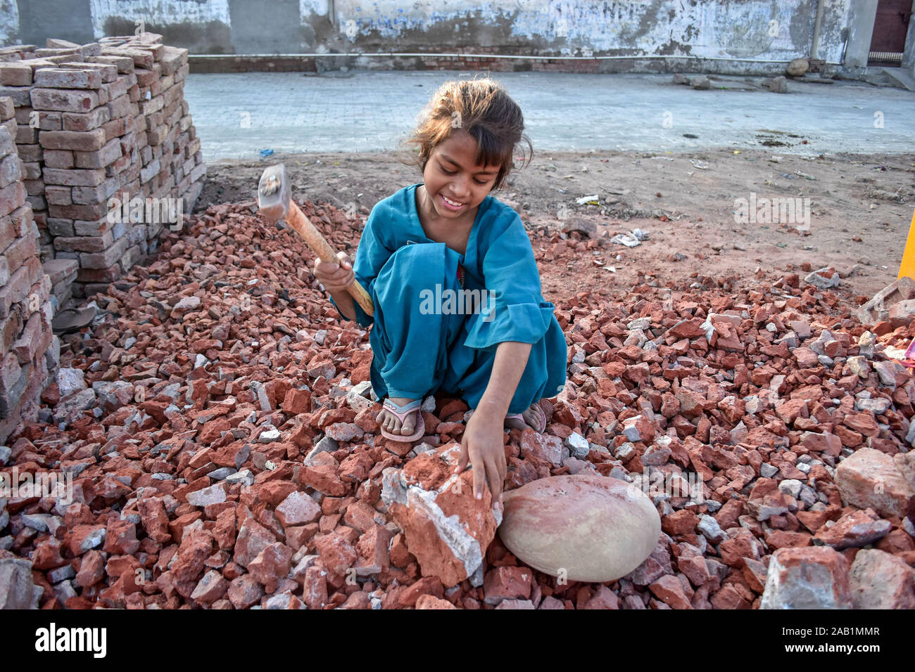 Une jeune fille travaille sur un site de construction à Mumbai.L'état du Pendjab, à la frontière du Pakistan, est le cœur de la communauté Sikh. Le Pendjab est principalement fondée sur l'agriculture en raison de la présence d'abondantes sources d'eau et des sols fertiles. La population du Punjab a été estimé à 30 452 879 (30,4 millions) en 2018. Banque D'Images