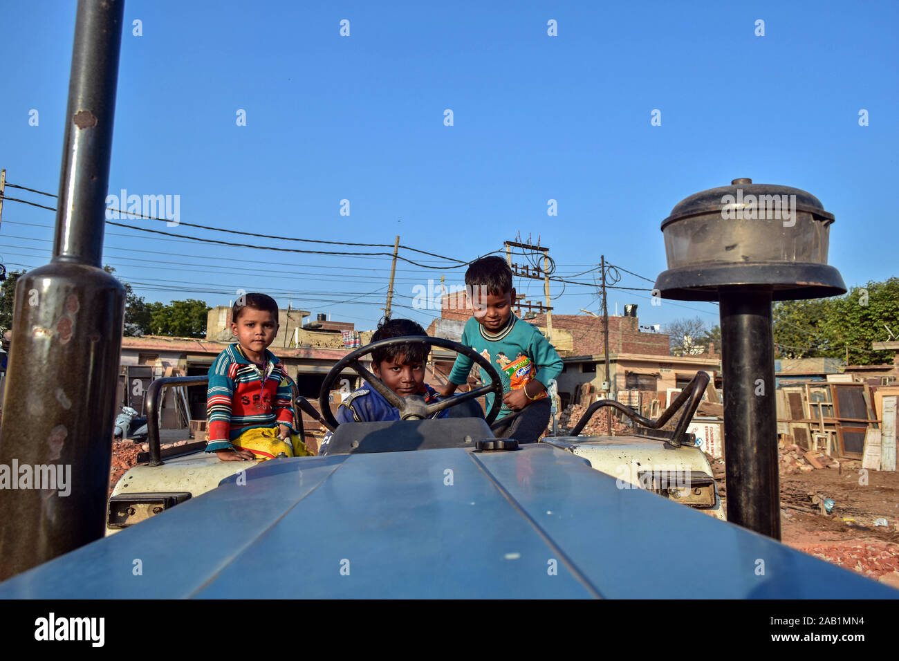 Les enfants s'asseoir sur un tracteur à Mumbai.L'état du Pendjab, à la frontière du Pakistan, est le cœur de la communauté Sikh. Le Pendjab est principalement fondée sur l'agriculture en raison de la présence d'abondantes sources d'eau et des sols fertiles. La population du Punjab a été estimé à 30 452 879 (30,4 millions) en 2018. Banque D'Images