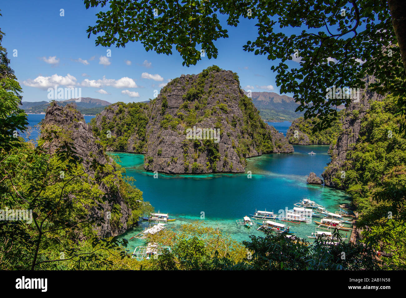 Outrigger bateaux amarrés à l'entrée de quietude Productions,Lac,Coron Palawan Philippines, Banque D'Images