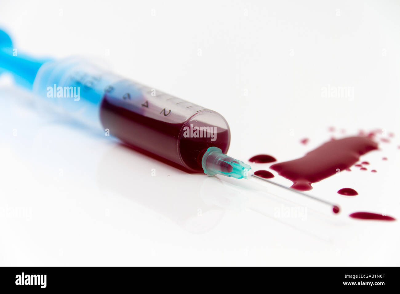 Seringue de rouge de sang pour la recherche VIH SIDA Idée Concept Photo  Stock - Alamy