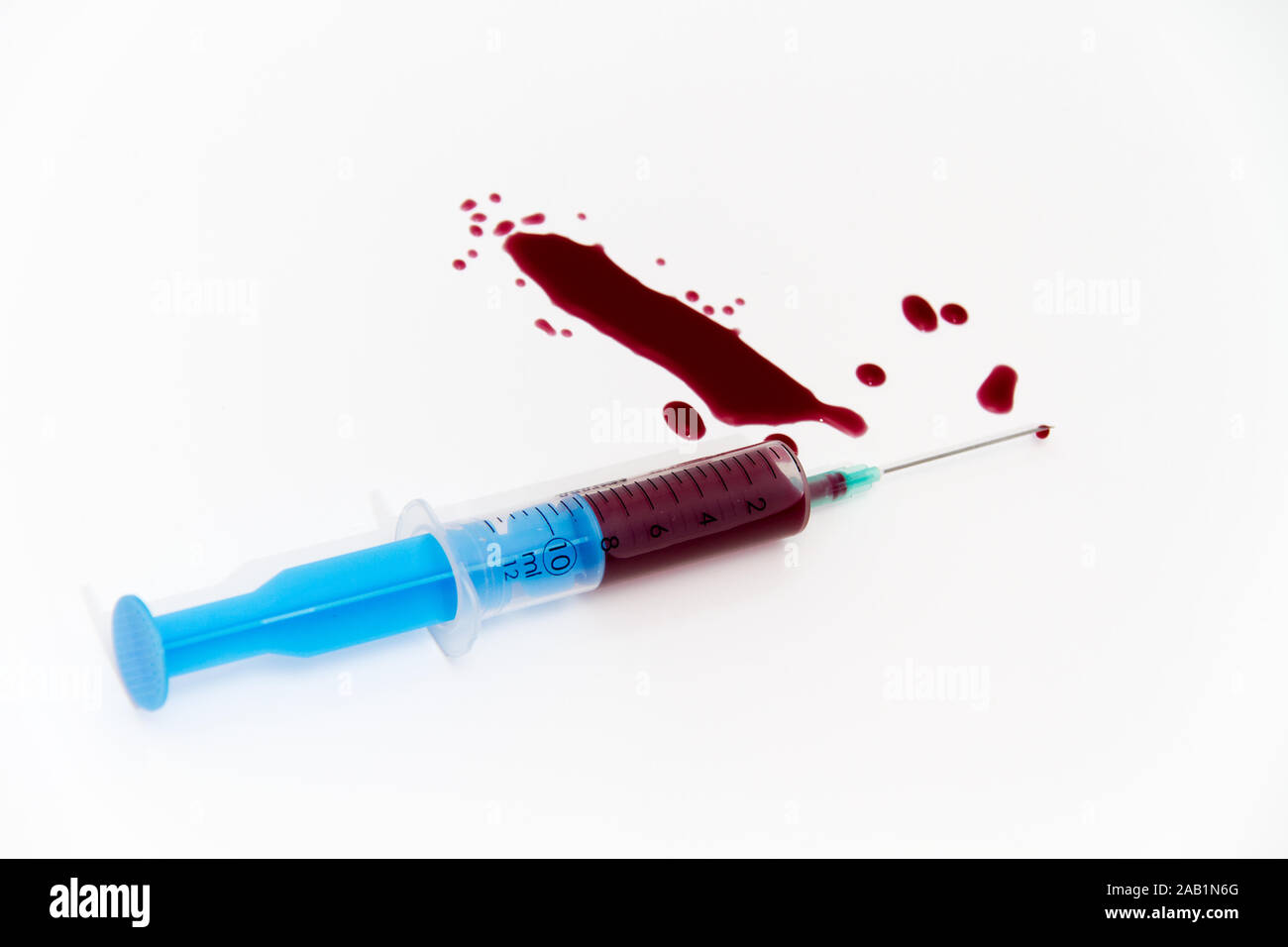 Seringue de rouge de sang pour la recherche VIH SIDA Idée Concept Photo  Stock - Alamy