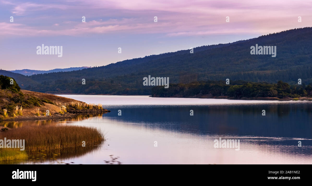 Vue du coucher de Crystal Springs réservoir, baie de San Francisco, Californie Banque D'Images