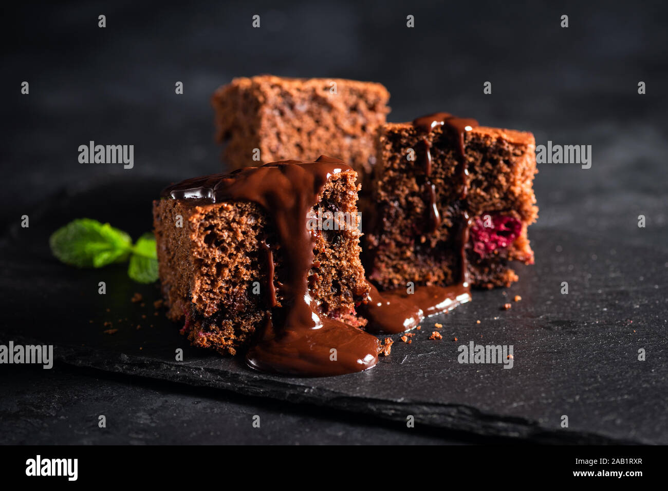 Brownies au chocolat avec sauce au chocolat fondu noir sur fond d'ardoise  Photo Stock - Alamy
