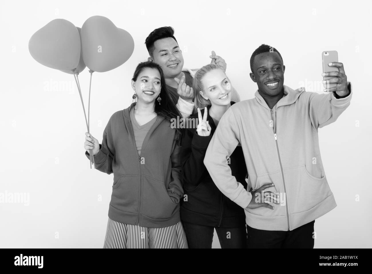 Professionnels divers multi ethnic friends ensemble selfies en maintenant des ballons en forme de coeur prêt pour la Saint-Valentin Banque D'Images