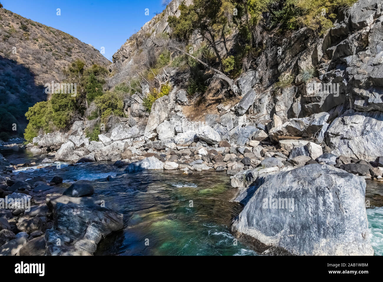 Kings River plongeant à travers Kings Canyon dans le Séquoia géant National Monument, Sequoia National Forest, Californie, USA Banque D'Images