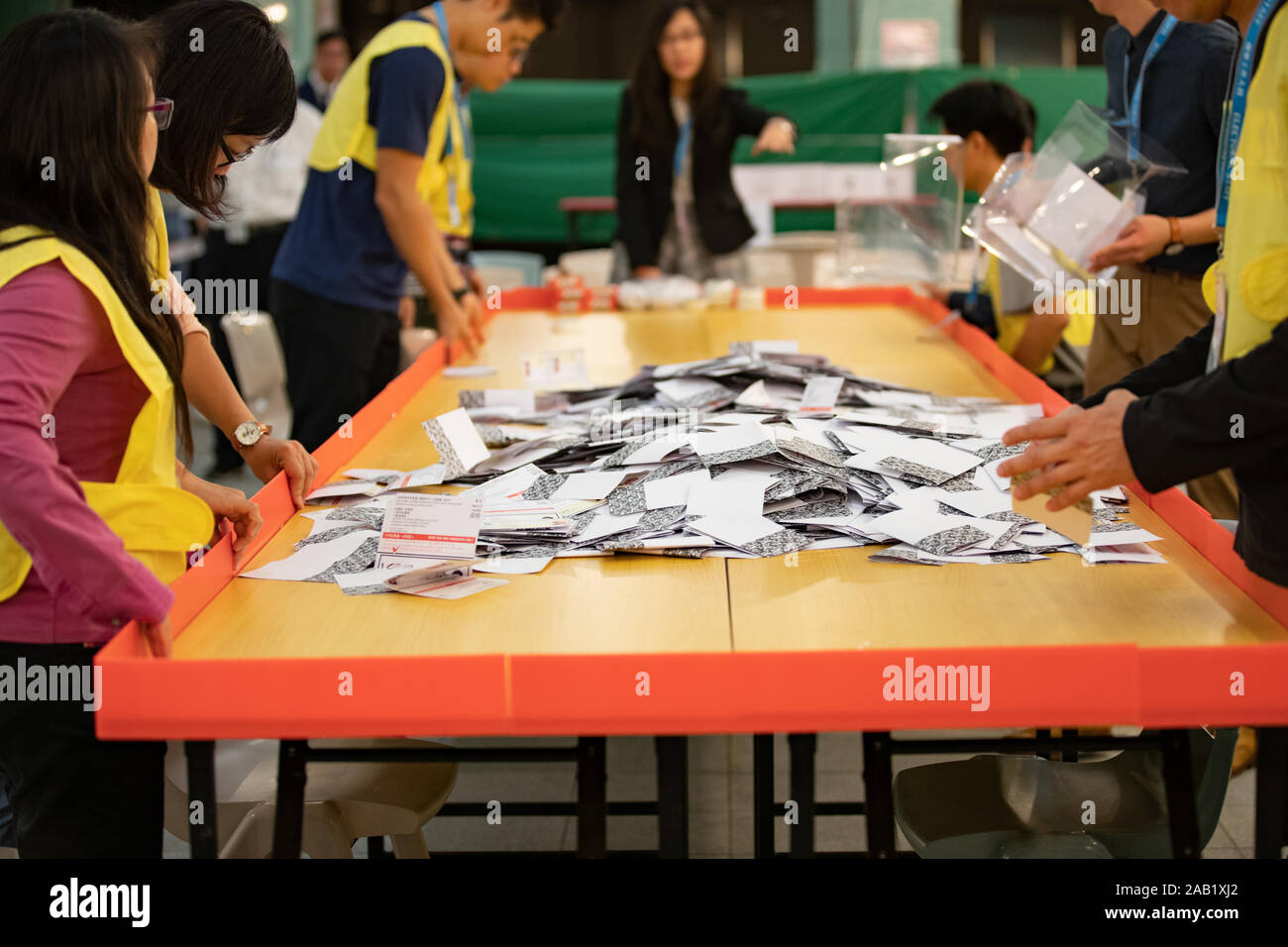 Hong Kong, Chine. 24 Nov, 2019. Les bulletins sont affichés pour le dépouillement dans un bureau de vote.Près de 3 millions de citoyens de Hong Kong pour l'élection du conseil de district du dimanche au référendum la race entre le camp pro-démocratie et pro-Pékin camp après plus de cinq mois d'agitation dans la ville. Le taux de participation a été confirmé avec au moins 71,2  % des 4,1 millions d'inscrits pour voter. Credit : SOPA/Alamy Images Limited Live News Banque D'Images