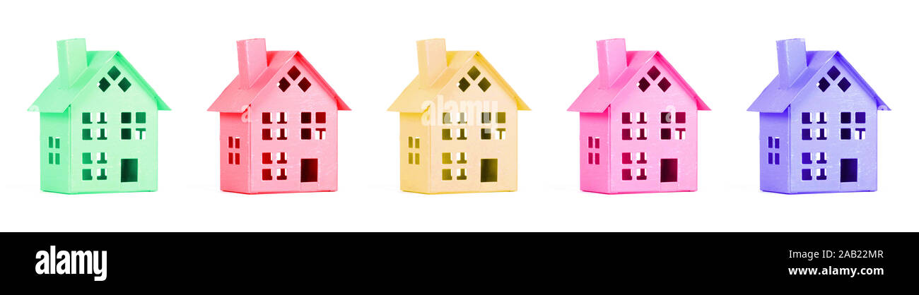 Concept Immobilier, maisons en métal isolé sur fond blanc - Idée de concept de l'immobilier, des biens personnels et la maison de famille Banque D'Images