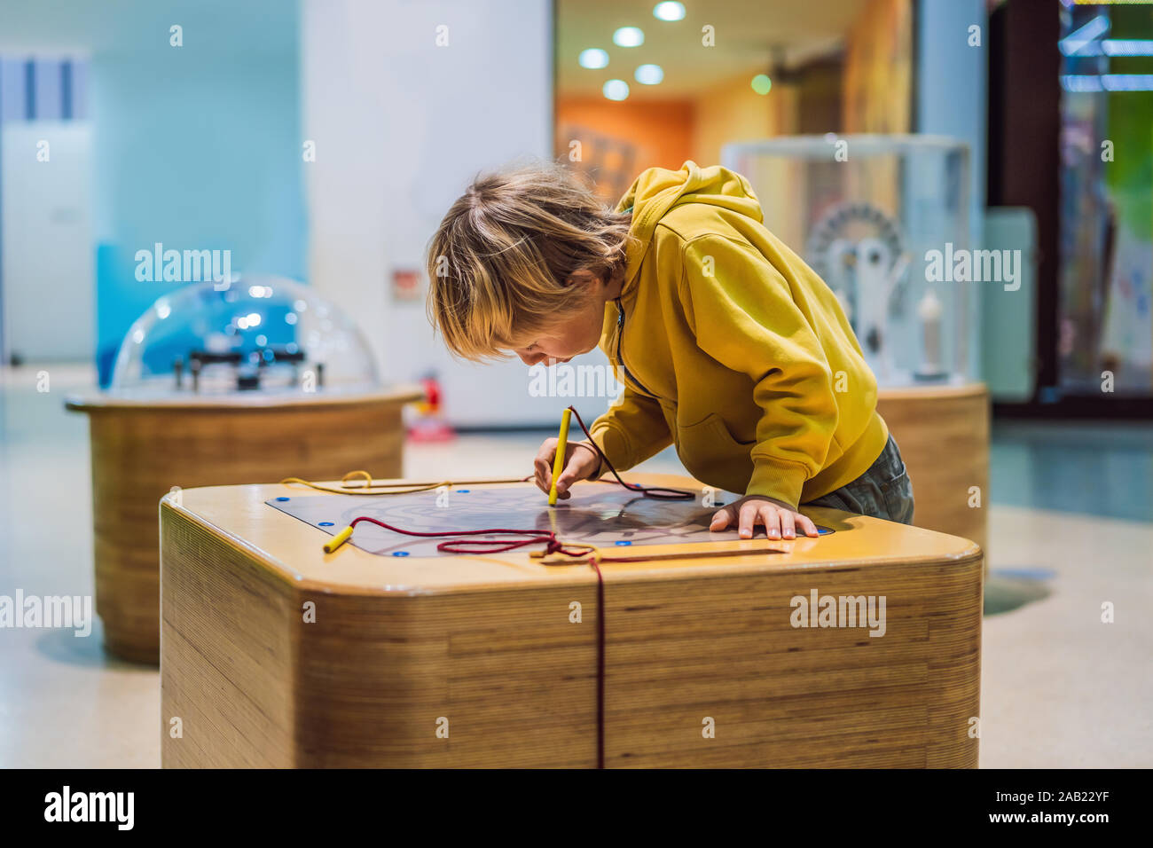 Garçon dans la classe de sciences. L'enfant est engagé dans la science Banque D'Images