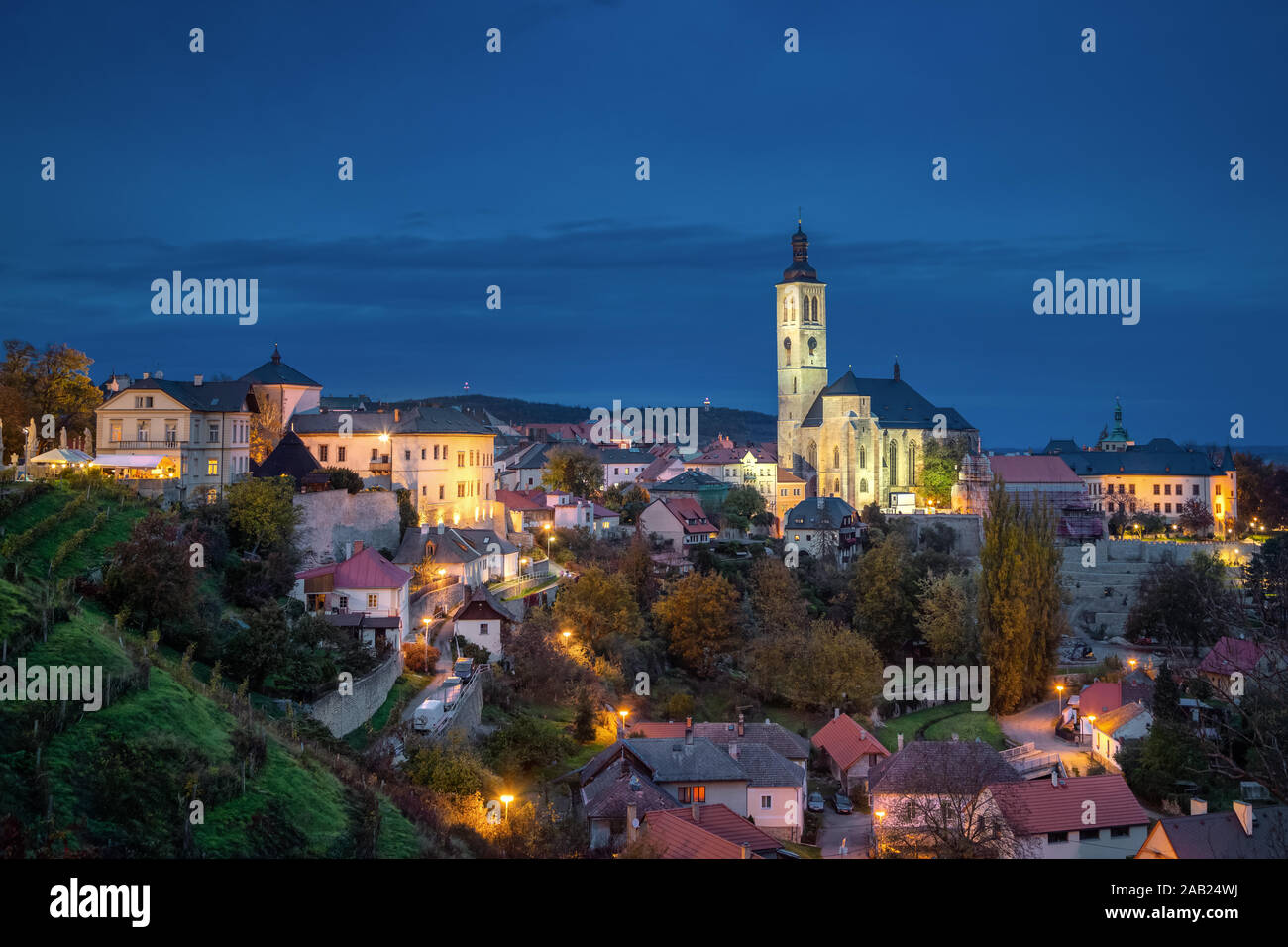 Kutna Hora, République tchèque. À la tombée de la ville avec l'église de Saint James Banque D'Images