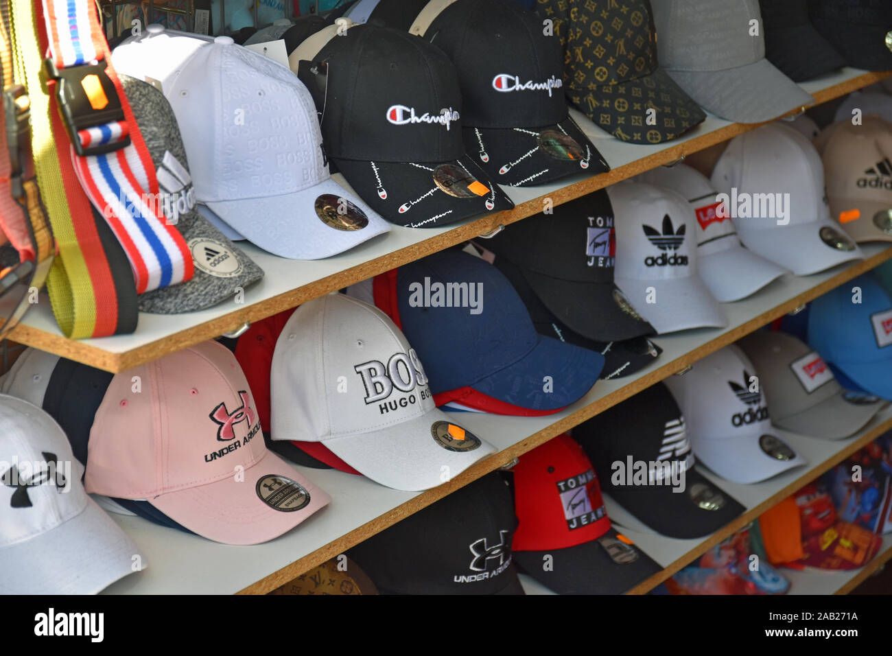 Concepteur de contrefaçon casquettes de baseball en magasin Photo Stock -  Alamy