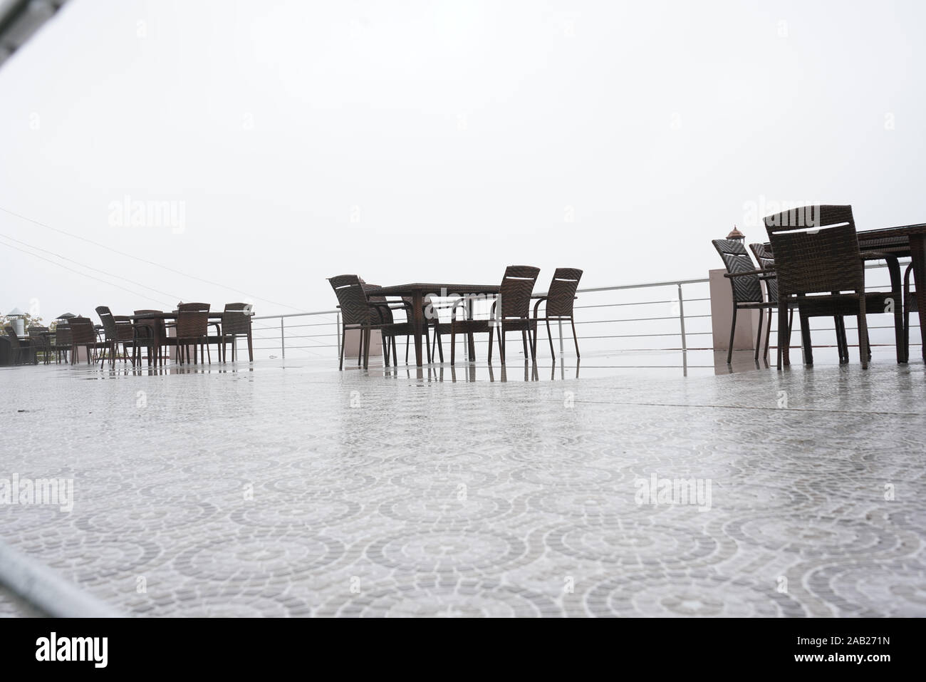 Local vide café ou restaurant en plein air sur la montagne avec temps brumeux. Banque D'Images