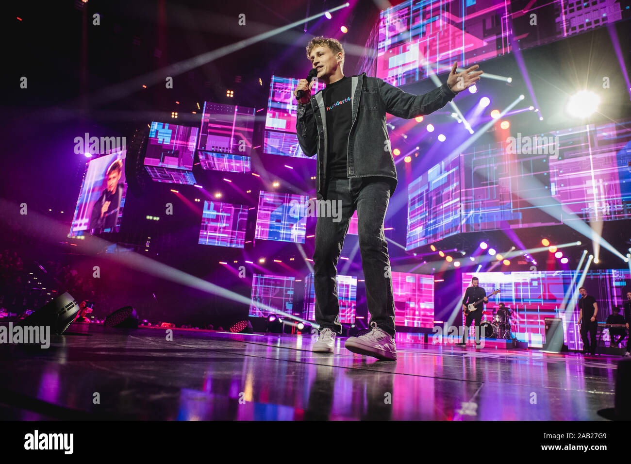 Zurich, Suisse. 22 novembre 2019. La chanteuse allemande og Tim Bendzko compositeur effectue un concert live au cours de la Nuit 2019 Energy Star au Hallenstadion à Zurich. (Photo crédit : Gonzales Photo - Tilman Jentzsch). Banque D'Images