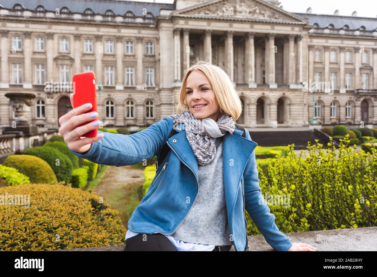 Woman posing sur fond de Palais Royal de Bruxelles, Belgique Banque D'Images