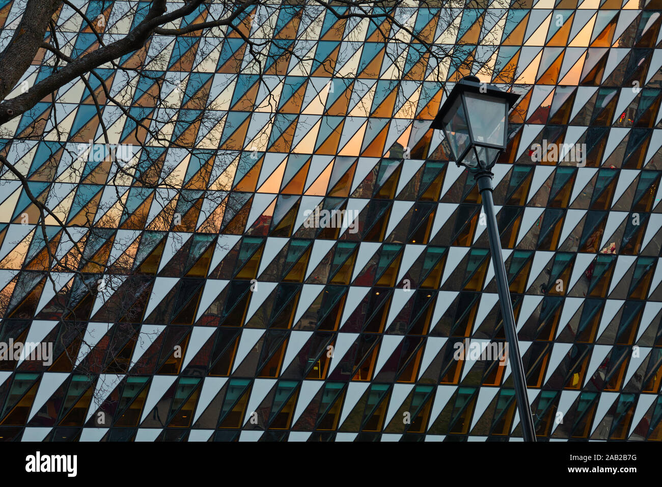 Façade en verre noir et or de Aula Medica, l'Institut Karolinska (Karolinska Institutet), Stockholm, Stockholm, Suède Banque D'Images
