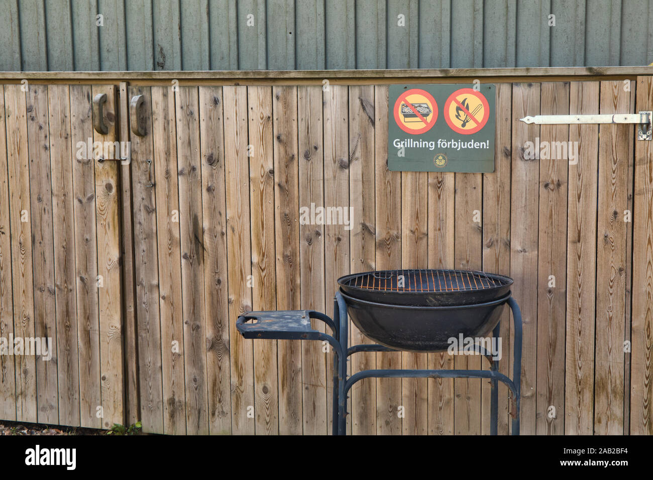 Plaque interdite en suédois au-dessus d'un barbecue sur l'île de l'archipel de Stockholm, Fjaderholmarna, Suède Banque D'Images