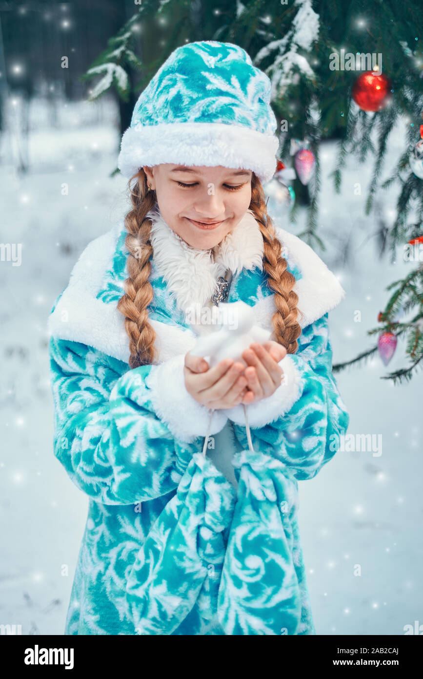 Little girl holding un bonhomme dans ses bras. concept Care Banque D'Images