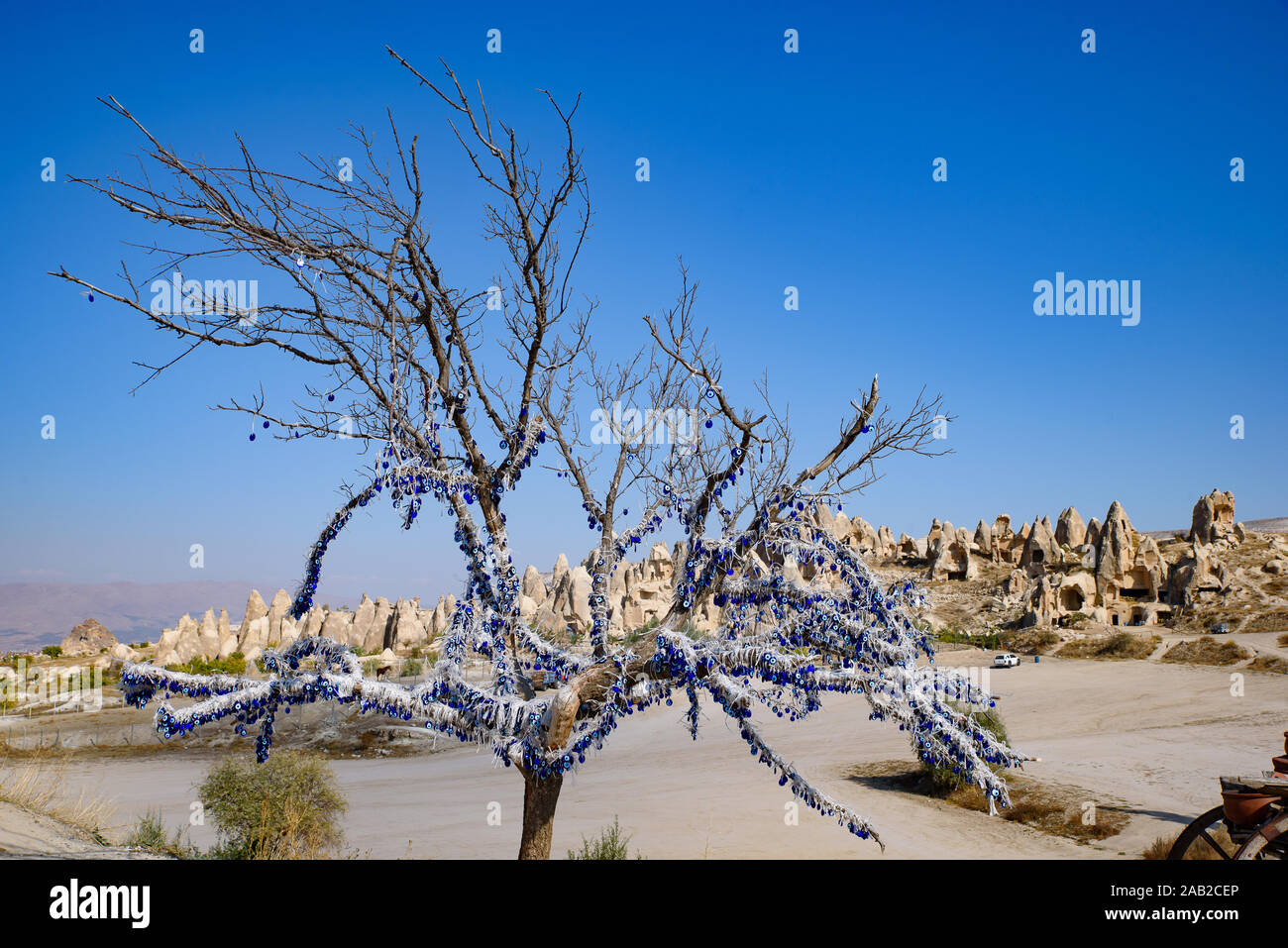 Un arbre décoré avec mauvais œil (nazar), oeil amulette en forme, en Cappadoce, Turquie Banque D'Images