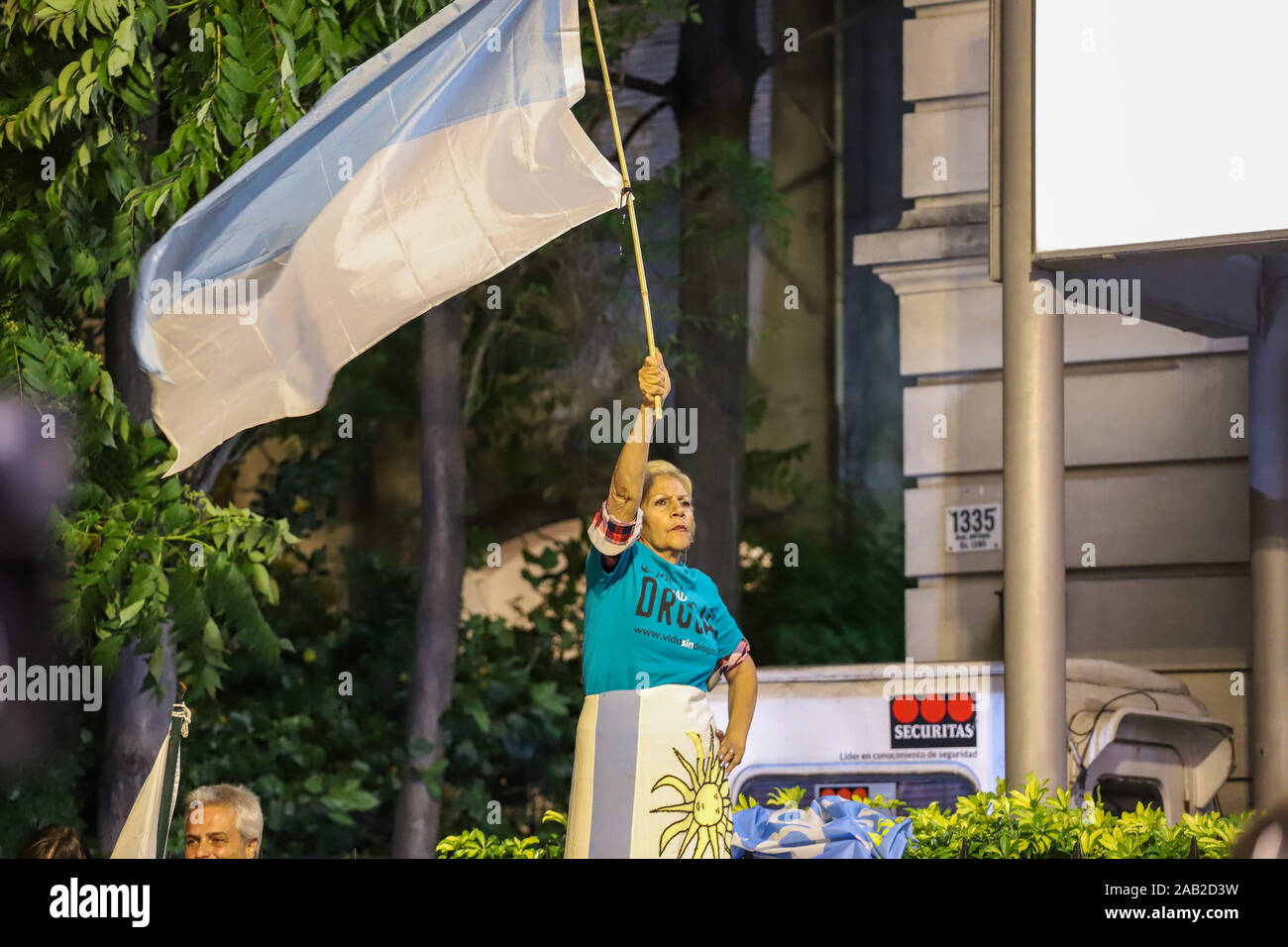 Un parti national vagues un drapeau supporter pendant le discours du candidat à la présidence Luis Lacalle à Montevideo.Ce dimanche, les Uruguayens ont voté pour le deuxième tour des élections présidentielles. Avec les deux candidats presque dans un tirage, ils devront attendre jusqu'à ce que le nombre total des voix des citoyens de savoir qui sera le nouveau président de l'Uruguay. Banque D'Images