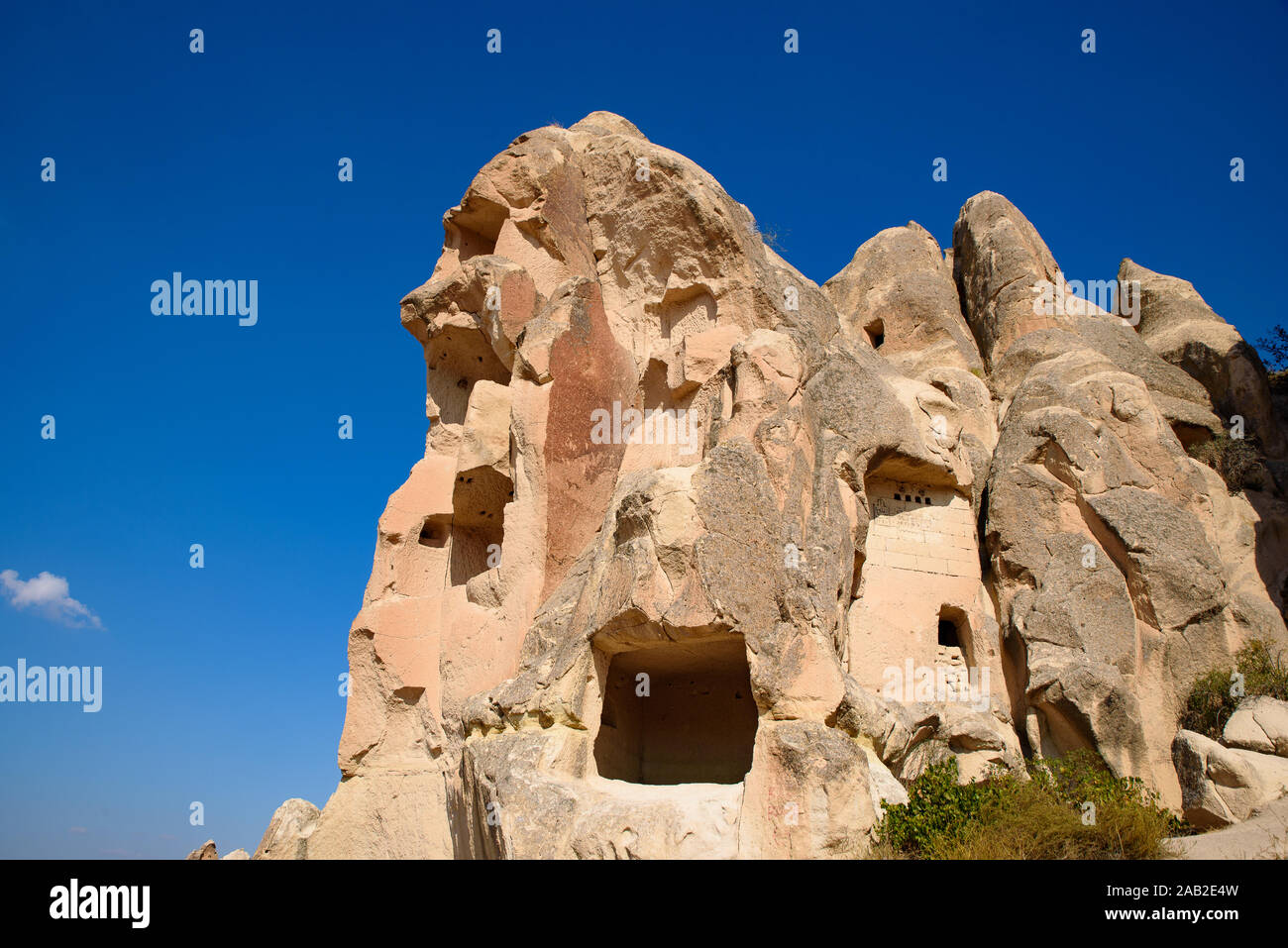 Maisons Grotte gravées dans la pierre à Göreme, Cappadoce, Turquie Banque D'Images