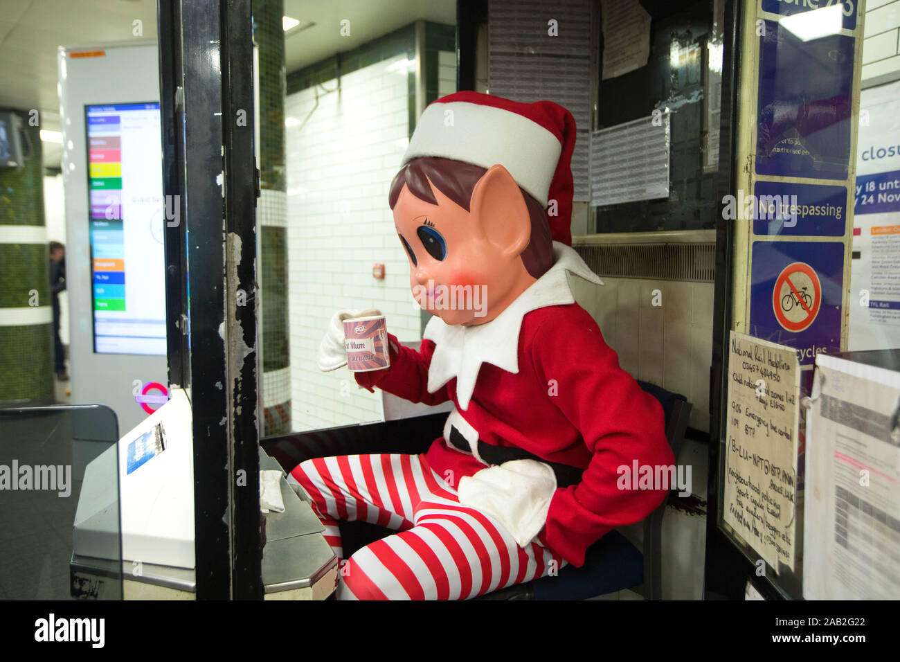 Elfie et Elvie de la marque britannique Elves Behavin ??? Dans la période qui a suivi Noël, il y a de graves problèmes à Londres. Banque D'Images