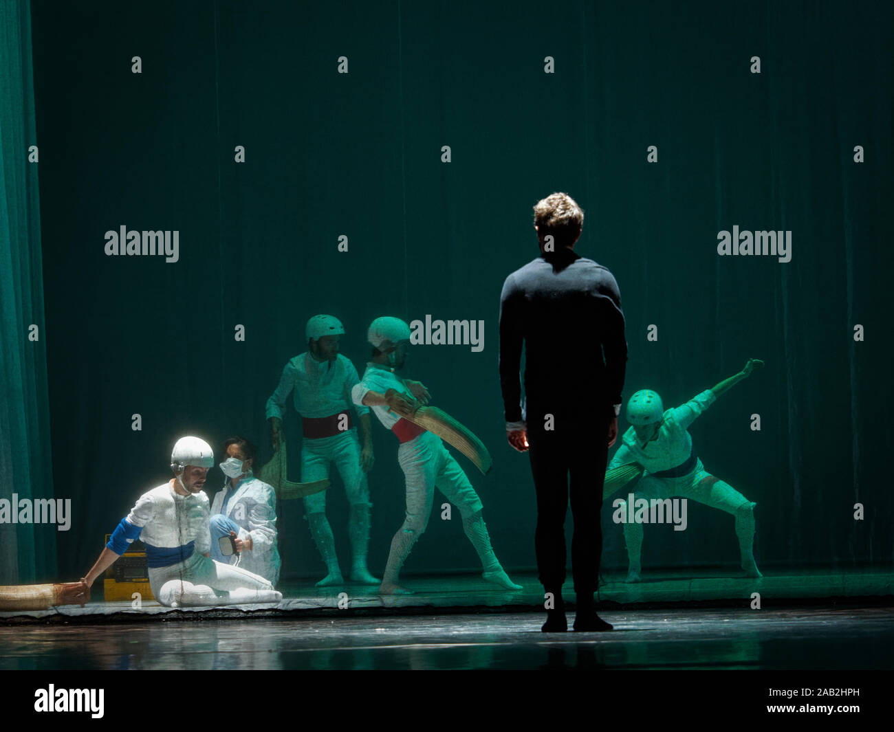 Dance Company KUKAY DANTZA, l'Espagne effectue à la clôture du festival de chorégraphie moderne 2019 du CMFI. Spectacle de danse 'OSKARA'. Musique : Xabier ERKIZIA / Xabier ERKIZIA, Pablo GISBERT / Pablo GIZBERT. Éditorial. Banque D'Images