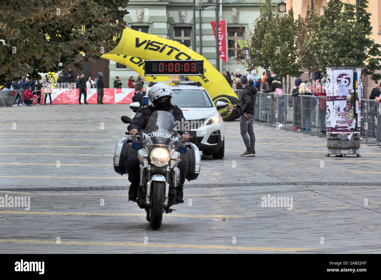 Zrenjanin, Serbie, Octobre 06, 2019. Une voiture et un policier sur une moto sont garde une grande course de rue. Banque D'Images