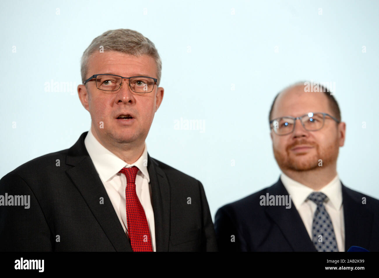 Prague, République tchèque. 25Th Nov, 2019. Le ministre de l'industrie, Karel Havlicek, gauche, et Ceske Radiokomunikace telecommunications company head Vit Vazan assister à une conférence de presse sur la transition à la nouvelle norme pour la radiodiffusion terrestre DVB-T2 (Prague Zizkov et Cukrak émetteurs) dans la tour de Zizkov, Prague, République tchèque, le lundi 25 novembre 2019. Credit : Katerina Sulova/CTK Photo/Alamy Live News Banque D'Images
