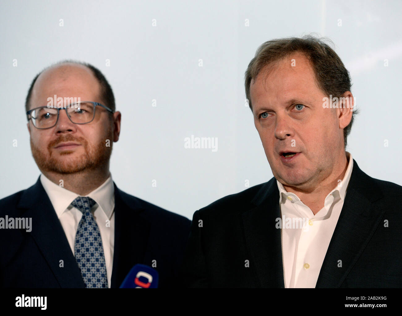 Prague, République tchèque. 25Th Nov, 2019. Ceske Radiokomunikace telecommunications company head Vit Vazan, gauche, et de la télévision tchèque Petr Dvorak tête assister à une conférence de presse sur la transition à la nouvelle norme pour la radiodiffusion terrestre DVB-T2 (Prague Zizkov et Cukrak émetteurs) dans la tour de Zizkov, Prague, République tchèque, le lundi 25 novembre 2019. Credit : Katerina Sulova/CTK Photo/Alamy Live News Banque D'Images