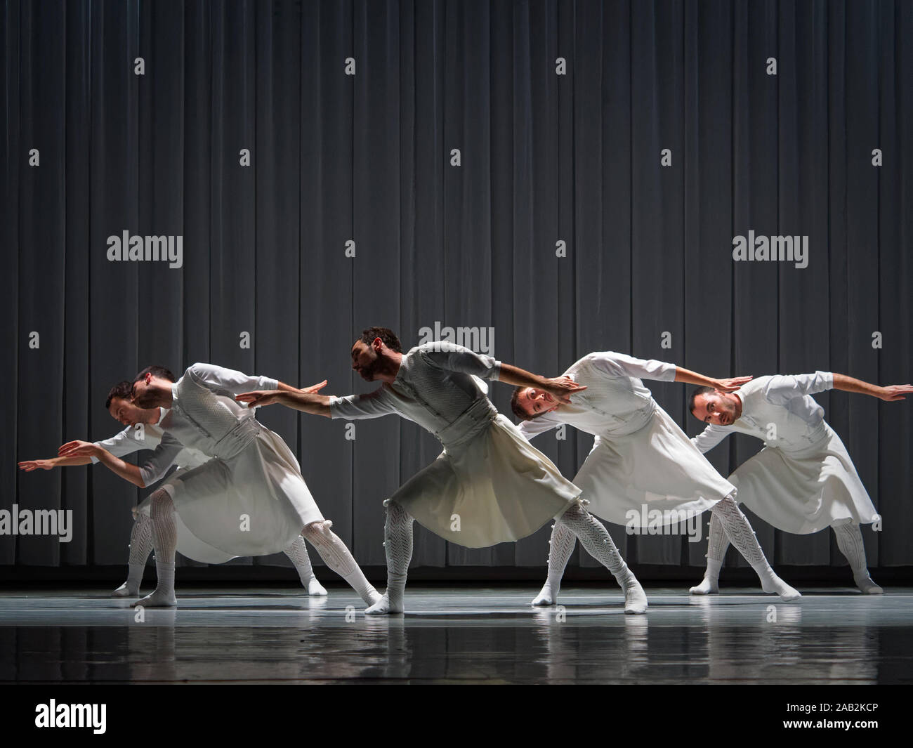 Dance Company KUKAY DANTZA, l'Espagne effectue à la clôture du festival de chorégraphie moderne 2019 du CMFI. Spectacle de danse 'OSKARA'. Musique : Xabier ERKIZIA / Xabier ERKIZIA, Pablo GISBERT / Pablo GIZBERT. Éditorial. Banque D'Images