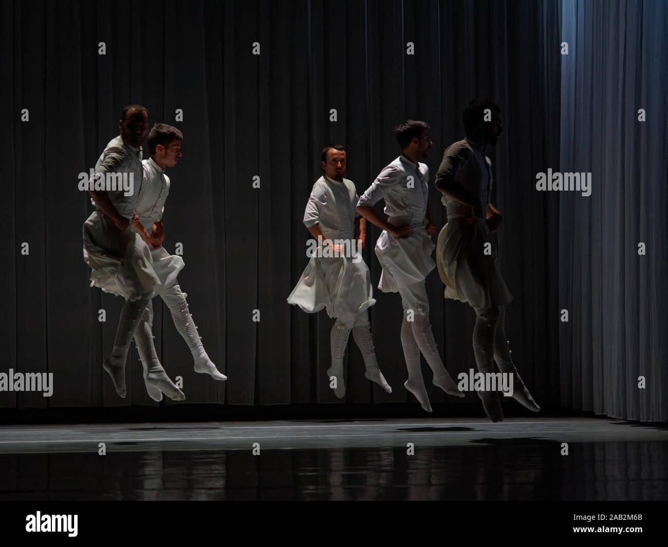 Dance Company KUKAY DANTZA, l'Espagne effectue à la clôture du festival de chorégraphie moderne 2019 du CMFI. Spectacle de danse 'OSKARA'. Musique : Xabier ERKIZIA / Xabier ERKIZIA, Pablo GISBERT / Pablo GIZBERT. Éditorial. Banque D'Images