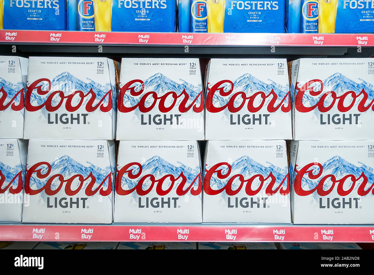 Boîtes de Coors bière légère et fosters lager en vente dans un supermarché. Banque D'Images