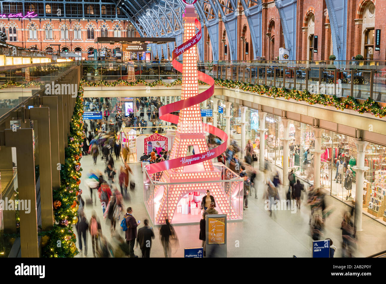 St Pancras arbre de Noël est une collaboration avec Lancôme, composé de 1 500 flacons de parfum qui ont été réorganisées en un hommage à la Tour Eiffel. Banque D'Images