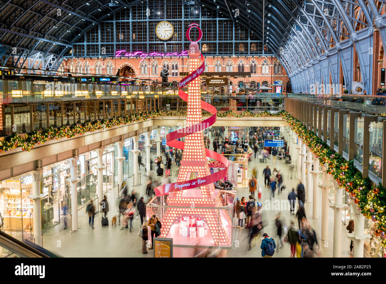 St Pancras arbre de Noël est une collaboration avec Lancôme, composé de 1 500 flacons de parfum qui ont été réorganisées en un hommage à la Tour Eiffel. Banque D'Images