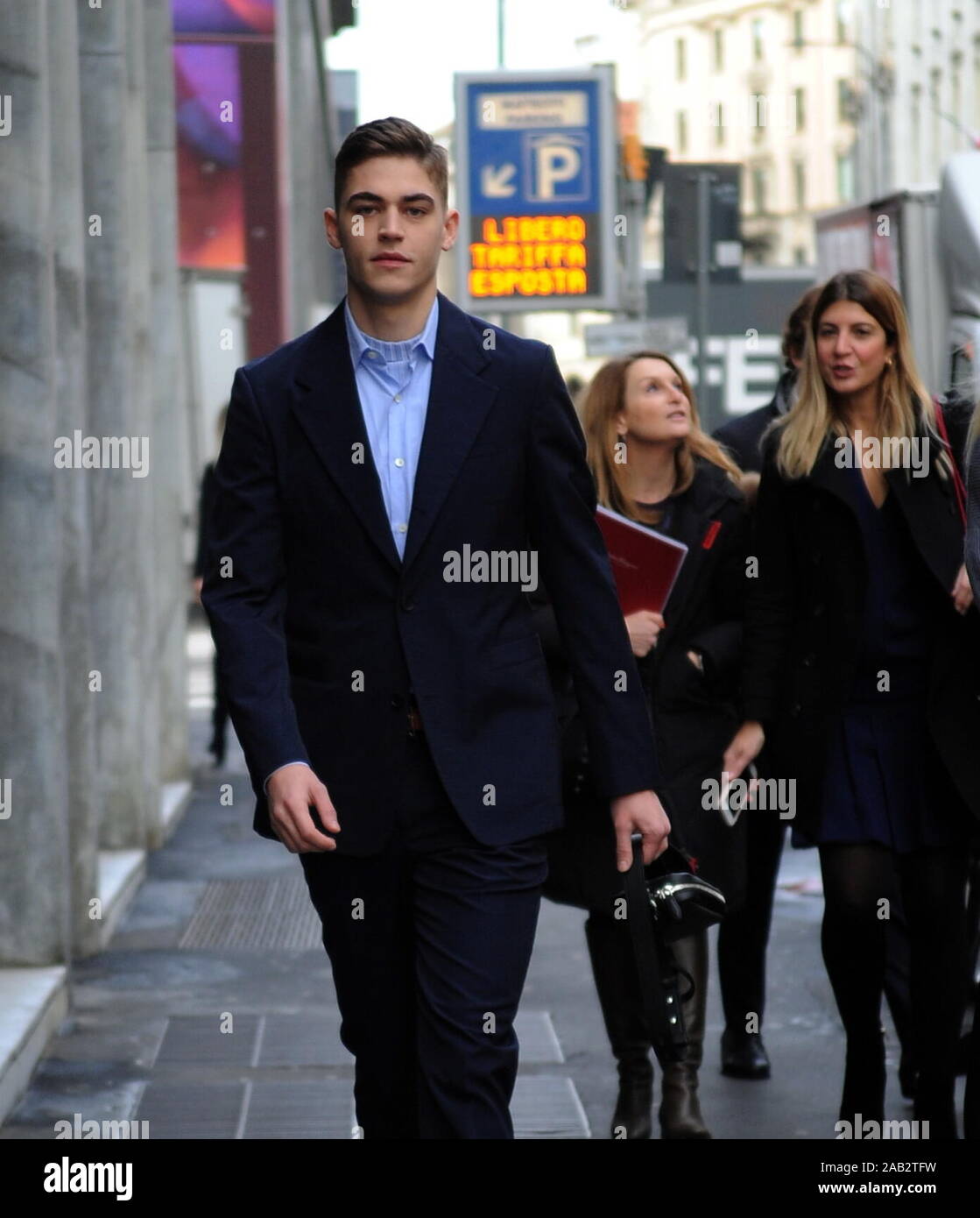Milan, Hero Fiennes Tiffin au centre Hero Fiennes Tiffin, 22 ans, acteur britannique, modèle, fils de deux célèbres réalisateurs, GEORGE TIFFIN et MARTHA FIENNES, neveu du célèbre acteur Ralph Fiennes, a fait ses débuts au cinéma comme un enfant. À l'âge de 11 ans il fait ses débuts dans le film BIGGA QUE BEN, en 2009 un rôle dans HARRY POTTER ET IL PRINCIPE MEZZOSANGUE, jusqu'à sa consécration définitive en 2019, après en jouant le rôle de Scott Hardin rebelles. Ici il est à la sortie de son hôtel du centre-ville, accompagnés à la 'SALVATORE FERRAGAMO' d'exposition. Banque D'Images