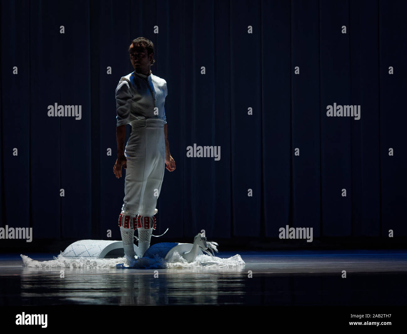 Dance Company KUKAY DANTZA, l'Espagne effectue à la clôture du festival de chorégraphie moderne 2019 du CMFI. Spectacle de danse 'OSKARA'. Musique : Xabier ERKIZIA / Xabier ERKIZIA, Pablo GISBERT / Pablo GIZBERT. Éditorial. Banque D'Images